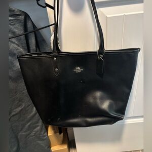 Coach
Reversible Tote
Black or Black & White Gingham